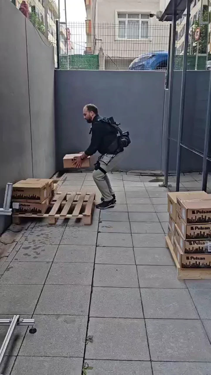 Crate-lifting trial with the actual V-UP prototype